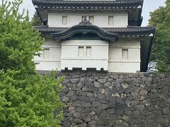最初に現れるのが富士見櫓です。
石垣上には、石落し仕掛けが設けられています。
