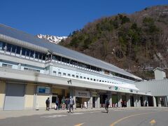 慌てて支度して向かったけど、１０分もかからず到着
ふぅ、間に合った

きっぷは現在ＷＥＢ予約できます
富山側（立山）は人気で、週末の午前便は完売
長野側（扇沢）はすべて残席ありでした

立山黒部アルペンルート ＷＥＢきっぷ
https://tateyama-kurobe-webservice.jp/AlpenTour/html/VW001W0010.html

