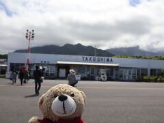 そして到着しました、屋久島空港！
ボーディングブリッジもバスもないところが与論島を思い出します。