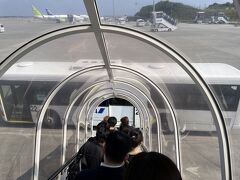 ほぼ定刻通りに那覇空港に無事着陸しました。駐機はゲート付けではなく沖止めバス移動でした。LCCだからかな？

