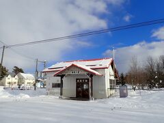 雪に埋もれる小さな美馬牛駅