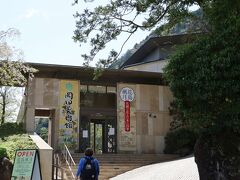 小涌園のバス停のすぐ前にあります。

入場料2800円のところ小田原駅前の箱根登山鉄道の営業所で前売り券を買ったので2550円で入場できました。