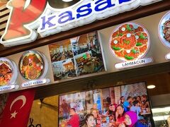 アンタクヤ市内に戻り、ここでランチ。テプシケバブ（トレイ・ケバブ）という安宅や名物が目当て。店は肉屋を併設、Uzun carsiの中にある。名前はPöç Kasabı ve Kebap