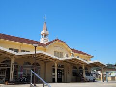 ＜三角駅＞
とてもオシャレな駅
外観が似てないかも知れませんが、以前行った愛媛のレトロ高浜駅を思い出す。
改札を出ると海があるところとか・・・