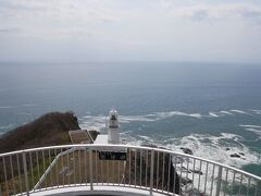 地球岬展望台からの眺め。

灯台の全景が見えます。
毎年7月の海の日に、一般公開され、内部を見学することができます。
私は、その日程あたりはたいてい海外にお出かけしているので一度も見たことがないのが残念。^^;