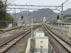 長野原草津口駅に到着。正面にコンクリート橋で吾妻川を渡る新線、左手の方に旧線が見えます。