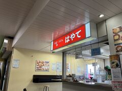 てくてく北上駅まで歩いて、今度は北上線に乗るが、その前に昼食。
北上駅は新幹線側はお店がほとんどない。反対側にはいろいろあるけど、時間が無いので、北上駅のおそば屋さん。