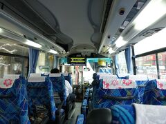 予定より早い空港特急バス「エアライナー」に乗車しました。14:00別府北浜→14:50大分空港。