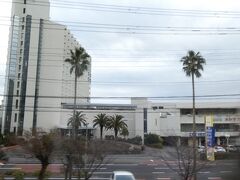 伊東のホテルというと、ハトヤが思い出され、
車内から見かけて、おお、こんなところにあったのか、と、結構慌てて撮ったのですが、
ここは、グループのサンハトヤというホテルらしいです。