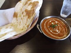 昼食はSANRAJというお店でインドカレーをいただきました。カレーもおかわりできます！