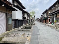 ホテルに向かうにはまだ早いので、飛騨古川の観光へ。飛騨古川市役所前駐車場（無料）に駐車して歩きます