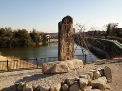 　その一角にある石井兄弟の敵討ちの碑。