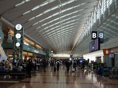 だいぶ利用客が増えて活気が出てきたように見えなくもないとある4月の羽田空港。早速スーツケースを預けて身軽になります。
