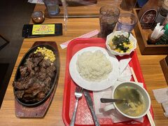 夕食はTくんのおすすめで『ステーキハウス88Jr.読谷店』にしました。ステーキハウス88Jr.は沖縄県で有名なステーキチェーン店だそうです。リーズナブルなお値段のステーキにライス・サラダ・スープのセットは食べ放題ということで、おいら向きだなと思いました。ちなみに写真のメニューはカットステーキ400gとソフトドリンクバーです。ライス・スープ・サラダはおかわりしました。満腹です。