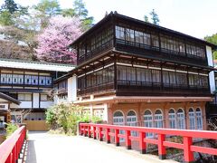 午後は早々に今晩のお宿のある四万温泉へ。
川沿いの駐車場に車を停めて、四万温泉の温泉街をそぞろ歩く。

四万温泉には映画“千と千尋の神かくし”の湯屋のモデルにもなった積善館がある。
積善館のその始まりは元禄時代で、現代に残る湯治場としては日本最古の木造建築だ。

以前に訪れた時には、明治・大正・昭和の香りが漂う館内の見学もできたのだが、今回は中止しているとのこと。
映画を彷彿とさせる館内トンネルはもう一度見たかったな。
