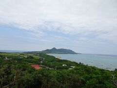展望台からは石垣島を見渡せ、海風が心地よい風景を楽しめます。