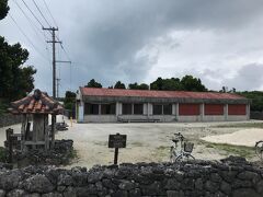 10分ほどで島に到着。港でレンタサイクル屋さんが4社待っていましたが、水牛車観光できる竹島観光センターにみんな群がっていました。我々はレンタサイクルのみなので、直感で1番バスの収容人数少ないレンタサイクル竹富さんにしました。