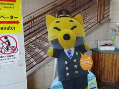 貴生川行きの列車に乗車。八日市駅で時間があったので降りてみました。
近江鉄道のマスコットキャラクターがちゃこんです。
