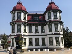 　2022年4月20日（木）旅行 2日目続き
　朝5時起きして、芦野公園、五所川原を回って、弘前駅から、いつもの100円バスに乗って、市役所前で津軽フリーパスを見せて、無料で下車。午後は西洋の館めぐりをします。地図を持っていても読めない私。ランチ帰りの市役所勤めと見た、事務服の男性に尋ねます。「旧図書館はどちらですか、素敵な建物が見たいのですが。」「旧図書館ですか」とちょっと考え、「この建物とその建物の間に道がありますね」「この階段を上って、その道を歩くと、右手にあります。」ととても丁寧な回答。「ありがとうございます」と階段を上ると、すぐ見えました。低い所にいるので、建物の陰で見えませんでした。