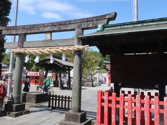線路を越えて駅の西口にある箭弓稲荷神社に来ました