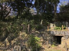県指定文化財「垣生羅漢百穴」
公園内の羅漢山を中心に古墳時代後期の横穴古墳が点在し多くの副葬品が出土したそうです。
