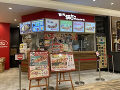 『イオンモール沖縄ライカム』の次は『PARCO CITY』に向かいました。車で30分くらいかかったかな？こちらもかなり巨大なショッピングモールでした。建物の中はイオンモールと似ていましたがこっちのほうがおしゃれな感じの店が多かったかな？（自分の個人的見解です。）特に買いたい物はなかったので、さっきお昼食べたばっかりだけど、なにか軽く食べて次にいこうと思いショップリストを探しました。沖縄にいる間に一度は沖縄そばを食べたいと思っていてフードコートに沖縄そばのお店があったのですが、メニューを見てみると『タコライス』と同等か、それ以上のガッツリメニューしかないようだったので、流石に食べられないかなぁ？軽くたこ焼きにでもしようかなぁと思い、1階にある『築地銀だこ』にしました。