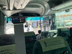 　チケット1200円を買って、青森空港行バスに乗車。始発なので、座席も選び放題です。ところどころに、この遮るシートがあります。
　駅からも乗客はいますが、一人2席はありました。