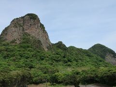 枚聞神社からバスに乗ってヘルシーランドまで移動してきました。
とんがった山がすぐ近くにそびえています。これは竹山、通称「スヌーピー山」と呼ばれる山です。
スヌーピーが寝転がっているような姿ですかね。
