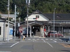 高浜港の桟橋からすぐ近くにある伊予鉄道の高浜駅へ。