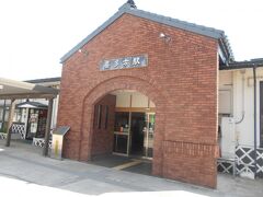 喜多方駅に戻ってきました。
レンガ造りの蔵の外観です。
「喜多方」は明治8年（1876）に付けられた地名で、その前は「北方」でした。
会津盆地北部にあることから、この名で呼ばれたそうです（駅入口左にある「喜多方駅の駅名由来」による）。