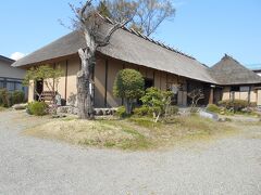 石部桜から飯盛山下に戻る途中、「旧滝沢本陣」がありました。
藩主の休息所だった場所で、戊辰戦争では白虎隊がここで出陣を命じられたそうです。