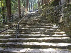 滝つぼのすぐそばある飛瀧神社に行くには
こんな階段を上り下りしなければならない
（また階段＞＜）