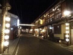 奈良中部の洞川温泉
霊峰大峯山の登山ベースとして知られている
夜の雰囲気がいいね
翌日は吉野の一目千本桜を見に行くために、車で１時間弱で行けるこの場所を選んだ
桜の時期、吉野付近の宿は混み合っていて、しかも料金がバカ高いので