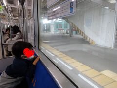 　二日市駅の太宰府線乗り場は、線路の両方にホームがあるのに、片方の扉しか開けません。両側の扉を開けてくれれば、天神大牟田線の下り列車から階段を使わずに乗り継げるのに…