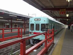 　朱色の欄干が古都のイメージを演出する、終点・太宰府駅に到着。