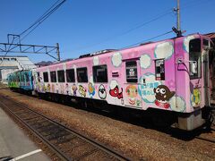 会津田島駅で東武鉄道のきぬ号に乗り換えます。
駅に停まっていたピンクの車両は野岩鉄道の列車かな？
