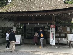 狭井神社から進むこと約２００mで三輪明神の名でも知られる大神神社（おおみわじんじゃ）に到着。

大神神社は、日本で最も古いといわれる神社。

手水舎でまずは手を清める。
感染予防のためだろう、口を清めるひしゃくは置いてなかった。