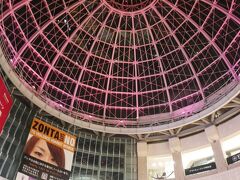 ご飯に行くついでに行ってみたいところがあった。
それがこちら。
高松丸亀町商店街のドーム。
まるでミラノのヴィットーリオ・エマヌエーレ2世のガッレリアのよう。
というのは言い過ぎかもしれないけど正直思っていたより素敵だった。

