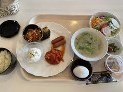 4/20（水）沖縄旅行3日目です。
この日はTくんが仕事はお休みのため、2人で行動しました。
朝からは『美ら海水族館』観光と、午後もし時間があって天候も良かったらTくんの希望で嘉手納町の比謝川でカヤック体験をする予定にしました。
朝食はホテル横に併設されている『フィッシャーマンズウォーフ』で7：00頃食べました。この日のメニューも盛りだくさんで全て美味しかったです。