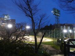 外濠公園野球場が見えています。