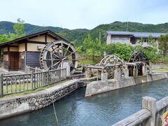 駅名の通り、ここは水の駅です。
という訳で水車がお出迎え。