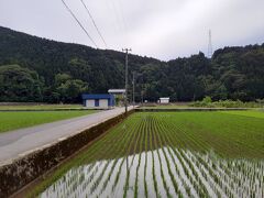 駅は田んぼに囲まれています。良い雰囲気。