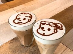 金シャチ横丁のCAFE DINER POP★OVERでおやつタイム。

この宗春ゾーンはお城からはまぁまぁ離れてます。

この期間、｢原田治展｣が名古屋で開催されていてそれのコラボドリンク。

ホントは｢原田治展｣も行こうかと思ってたけど甥っ子に却下されました...。

このラテがアイスしか無くこの頃には寒くなってきて震えながら飲みましたww
