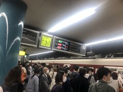 大阪難波駅で下車。結構な人出ですね。