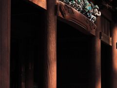 本覚寺から少し足を延ばしたところにある妙本寺
森に囲まれた参道は観光地の喧騒を忘れさせてくれる静けさで、心落ち着く大好きなお寺のひとつです。