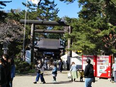 弘前公園内には青森県護国神社があります。
