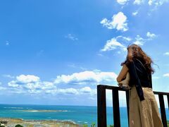 南城市地域物産館の展望台（小さな台です）

少し小高い場所なので、エメラルドグリーンの海が見え、
優しい海風が吹いていました。