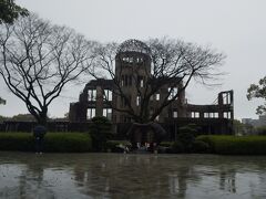 原爆ドームへやってきた
ここだけ空気が止まったようなシンとした空間だった