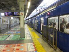 さて、当日です。土曜日早朝の京急品川駅。
わざわざ羽田空港行きの快特を見送り
