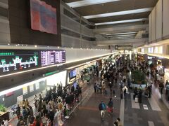 土曜朝７時の羽田空港第１ターミナル。
このころはコロナも落ち着きつつ。それに観光シーズンの土曜日の朝。けっこう混んでました。